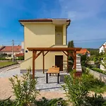 Apartment Stunning In Barbat With Wifi